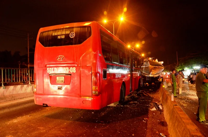 Xe chở công nhân Pou Yuen tông xe bồn, 11 người thương vong ảnh 2 Xe chở công nhân Pou Yuen tông xe bồn, 11 người thương vong ảnh 2